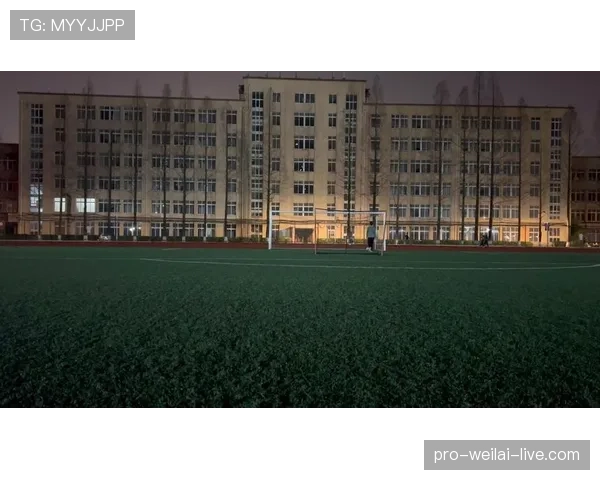 任意球距离规则：裁判要求防守球员与球保持至少9.15米直到开球生效