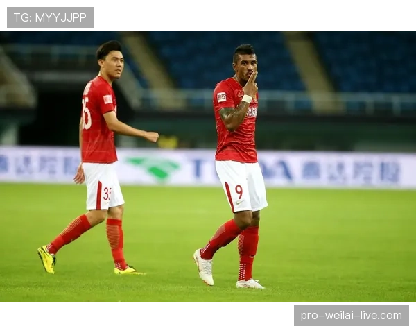 保利尼奥强强对话中前插破门，如何通过中场压制主导进攻节奏？