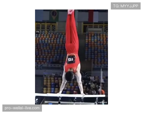 刘洋训练完直接瘫在场边啃蛋白棒，这自律狠人连喘气都像掐着秒表