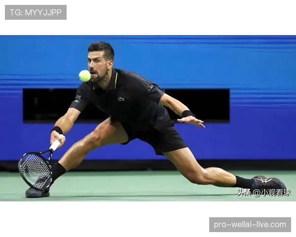 德约科维奇训练完啃黄瓜的样子，真不像拿过24个大满贯的人