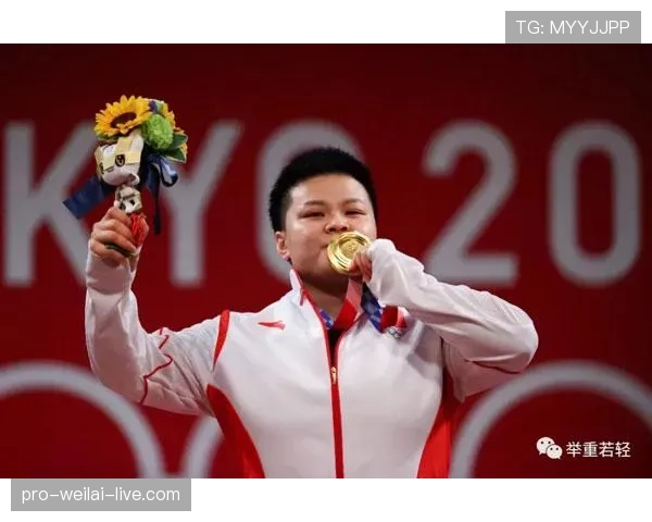 汪周雨训练完啃鸡腿那刻，我懂了什么叫举重若轻